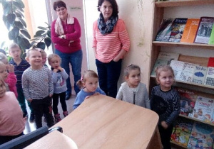 Dzieci wcielają się w rolę bibliotekarza