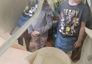 Dzieci oglądają doświadczenie.