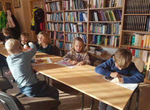 Warsztaty w Bibliotece Pedagogicznej z okazji Dnia Pluszowego Misia.