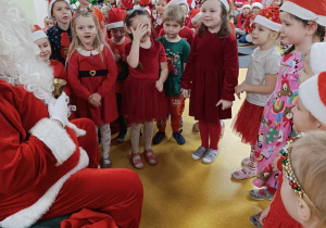 Dzieci śpiewają piosenkę dla Mikołaja.