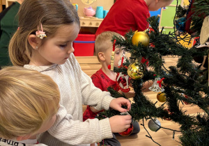 Dzieci ubierają choinkę razem 5