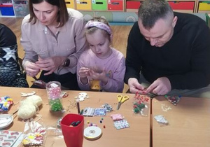 Dzieci wspólnie z rodzicami przygotowują ozdoby świąteczne