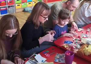 Dzieci wspólnie z rodzicami przygotowują ozdoby świąteczne