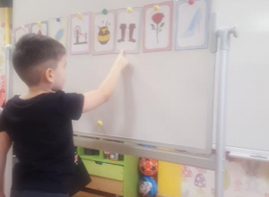 Dzień Postaci z Bajek i wizyta Pani z Biblioteki Pedagogicznej.