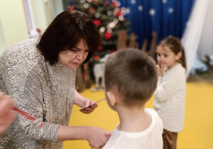 Mikołaj otrzymuje dyplom i nagrodę za udział w konkursie.