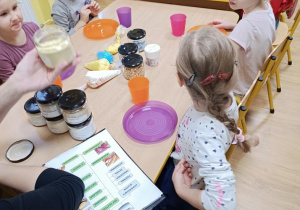 Dzieci poznają, oglądają i próbują rożnego rodzaju mąki, mleka i orzechy