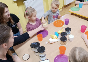 Dzieci poznają, oglądają i próbują rożnego rodzaju mąki, mleka i orzechy