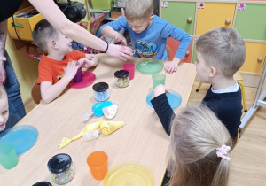 Dzieci poznają, oglądają i próbują rożnego rodzaju mąki, mleka i orzechy