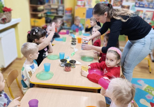 Dzieci poznają, oglądają i próbują rożnego rodzaju mąki, mleka i orzechy