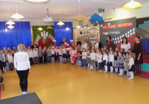 Zdjęcie grupowe- dzieci śpiewają hymn Polski