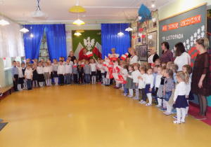 Zdjęcie grupowe- dzieci śpiewają hymn Polski