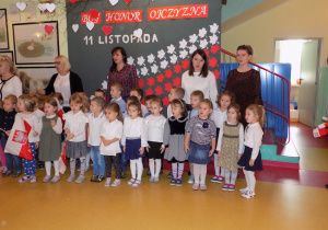 Dzieci z grup "Biedronki" i "Żuczki" śpiewają hymn