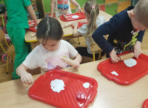 Ozdoby choinkowe z masy porcelanowej.