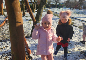 Wiktoria R. i Ola podczas zabawy na śniegu.