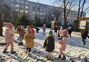 Dzieci oddychają świeżym powietrzem.