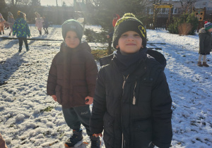 Leon i Dawid podczas zabawy na śniegu.