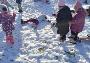 Zabawy na śniegu i ze śniegiem w ogrodzie przedszkolnym.