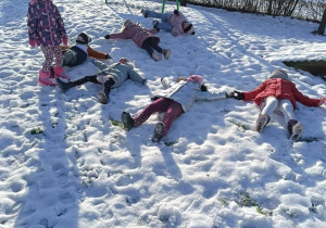 Zabawy na śniegu i ze śniegiem w ogrodzie przedszkolnym.