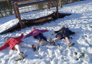 Zabawy na śniegu i ze śniegiem w ogrodzie przedszkolnym.