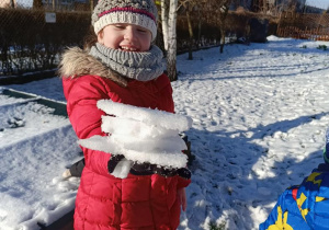 Zabawy na śniegu i ze śniegiem w ogrodzie przedszkolnym.