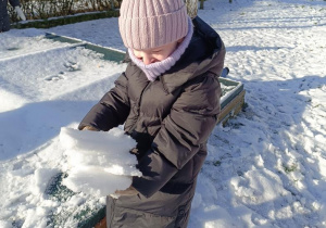 Zabawy na śniegu i ze śniegiem w ogrodzie przedszkolnym.