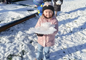 Zabawy na śniegu i ze śniegiem w ogrodzie przedszkolnym.