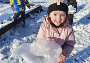 Zabawy na śniegu i ze śniegiem w ogrodzie przedszkolnym.