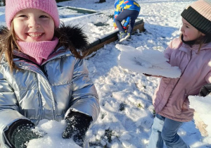 Zabawy na śniegu i ze śniegiem w ogrodzie przedszkolnym.