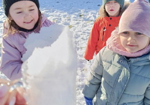 Zabawy na śniegu i ze śniegiem w ogrodzie przedszkolnym.