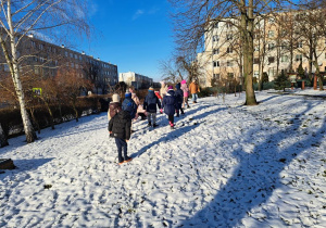 Dokarmiamy ptaki w ogrodzie przedszkolnym.