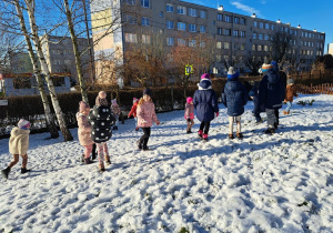 Dokarmiamy ptaki w ogrodzie przedszkolnym.