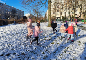 Dokarmiamy ptaki w ogrodzie przedszkolnym.