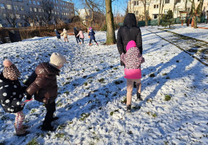 Dokarmiamy ptaki w ogrodzie przedszkolnym.