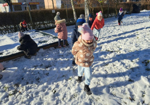 Dokarmiamy ptaki w ogrodzie przedszkolnym.