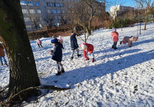 Dokarmiamy ptaki w ogrodzie przedszkolnym.