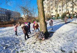 Dokarmiamy ptaki w ogrodzie przedszkolnym.