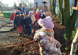 Dokarmiamy ptaki w ogrodzie przedszkolnym.