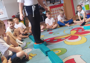 Dzieci pokonują tor przeszkód