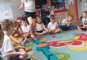 Dzieci pokonują tor przeszkód