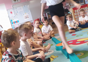 Dzieci pokonują tor przeszkód
