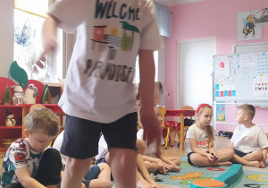 Dzieci pokonują tor przeszkód