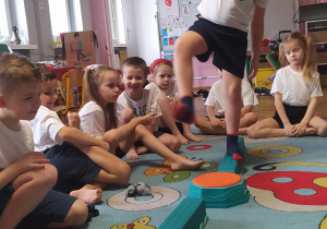 Dzieci pokonują tor przeszkód