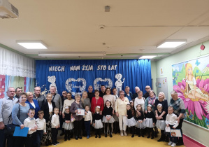 Wspólne zdjęcie dzieci i gości.