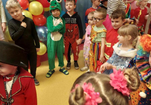 Dzieci podczas balu karnawałowego.