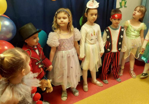 Dzieci podczas balu karnawałowego.