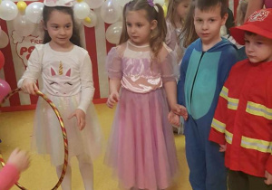 Dzieci podczas balu karnawałowego.