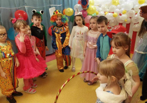 Dzieci podczas balu karnawałowego.