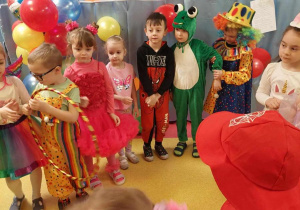 Dzieci podczas balu karnawałowego.