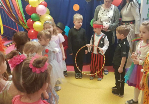 Dzieci podczas balu karnawałowego.