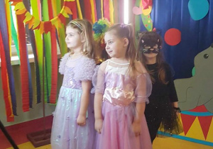 Dzieci podczas balu karnawałowego.